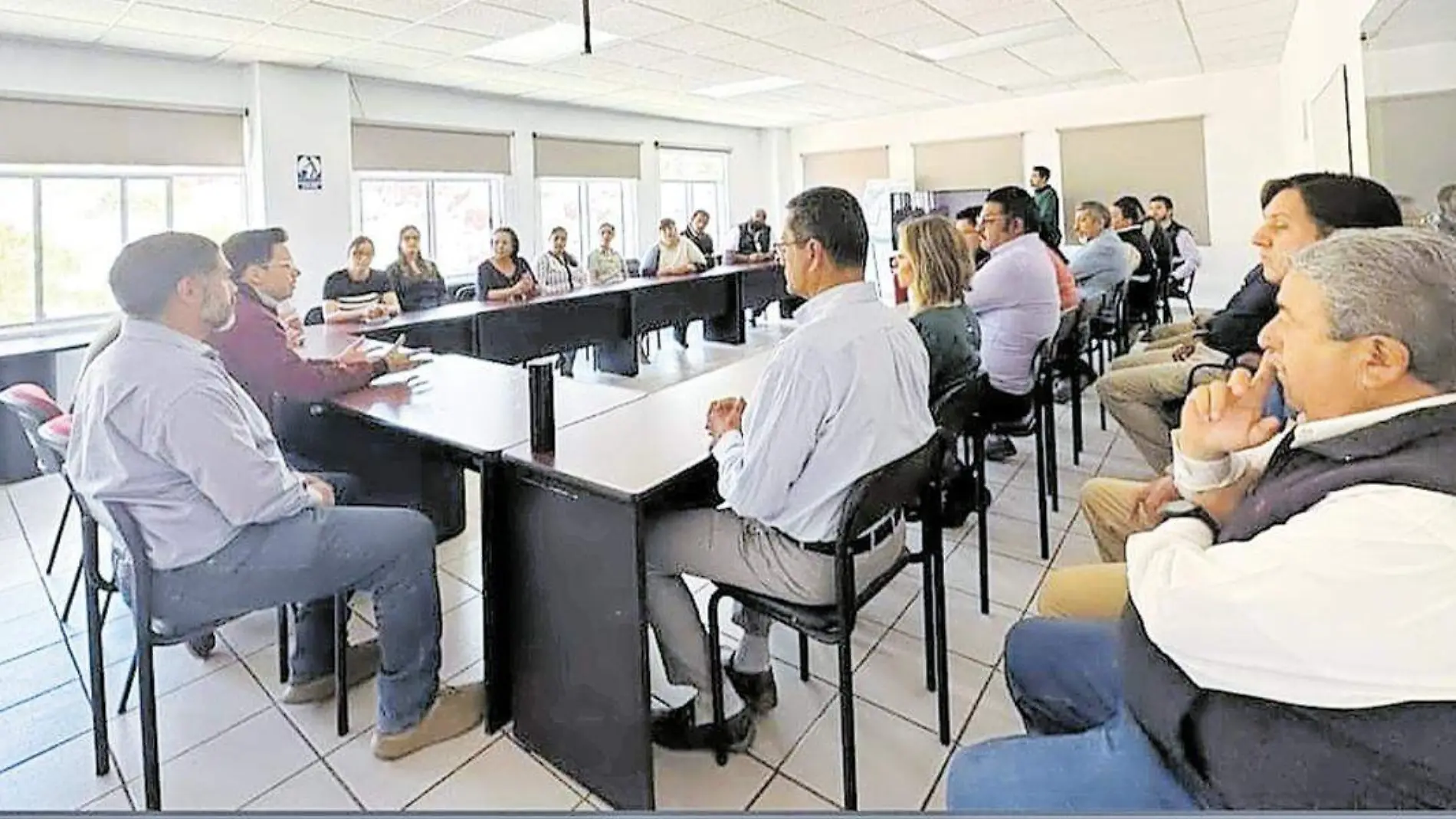 Reunión de secretario general con personal del PC